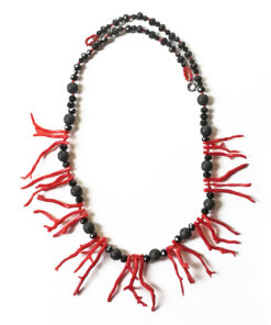 Collana da donna frange di corallo rosso del Mediterraneo con pietra lavica e cristalli neri