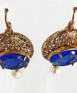 Alternative view of Orecchini da donna Patrizia Daliana in puro bronzo dorato con cammeo inciso in vetro blu